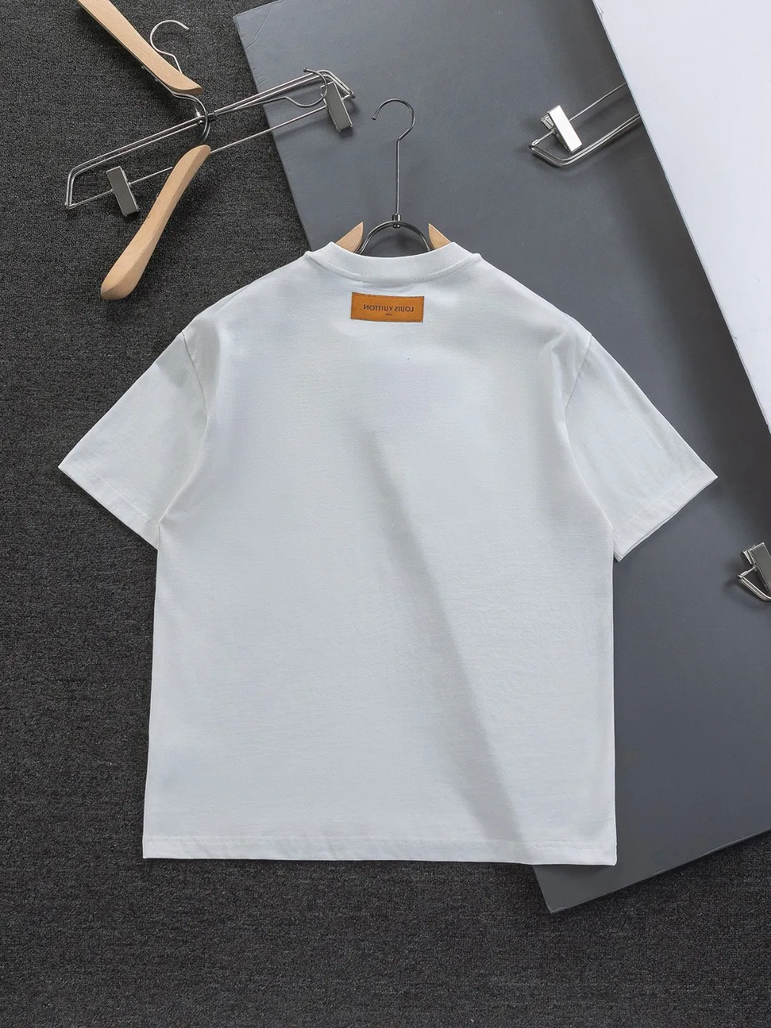 🅿️190 Louis Vuitton 1V LV micro-wide version S-XL LV 26ss new products are available at the counter simultaneously. Multiple craftsmanship. Colorful half-body digital full flower logo on the chest🪡 embroidery. Round neck short-sleeved T-shirt, same style for men and women! Consigned to one-to-one creation. Synchronized with the official website, pure cotton fabrics at the counter! It is close to the skin and comfortable, durable and easy to wear. It has a classic and simple logo design and meticulous original craftsmanship. Short-sleeves, a must-have item for men, do not appear to be the same for the general public, but must be unique and eye-catching. This LV short-sleeve is all about quality, comfort, the same shape and fashion as always, including fabrics and cutting techniques. All of them have been made with great effort! 320 grams of washed pure cotton fabric, pure cotton is breathable, very refreshing and comfortable for daily wear. The rib knitting on the neckline is smooth and tight, and the neckline will not be skewed if you toss it at will. The loose version, you will find that it looks really good on the upper body. The overall is minimalist and neat, super versatile for daily use! Pair it casually with a pair of pants for a youthful look. A T-shirt will make your outfit crazy. It is a fashionable item that can never go wrong! Color: Black White Size: S-XL Size chart: S: Shoulder width 45.5-Bust 52-Length 70 M: Shoulder width 47-Bust 54-Length 72 L: Shoulder width 48.5-Bust 56-Length 74 XL: Shoulder width 50-Bust 58-Length 76